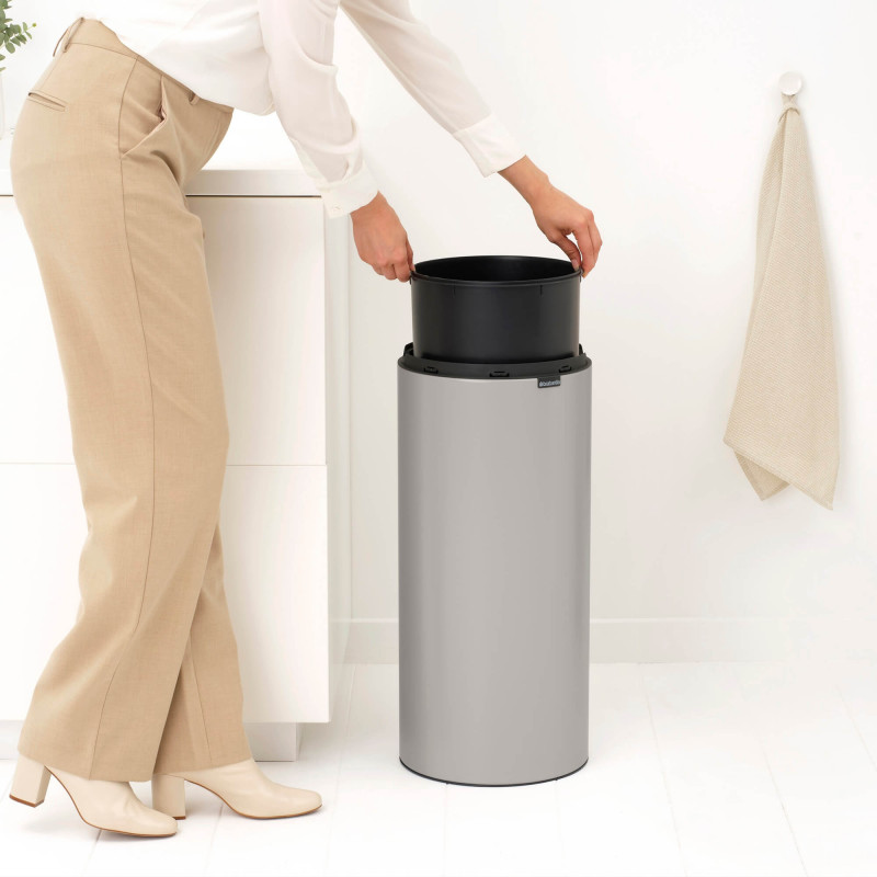 Coș de gunoi Brabantia Touch Bin New 1010459, 30 l, închidere silențioasă și lină, gri deschis