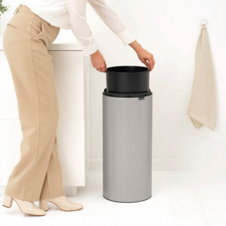Coș de gunoi Brabantia Touch Bin New 1010459, 30 l, închidere silențioasă și lină, gri deschis