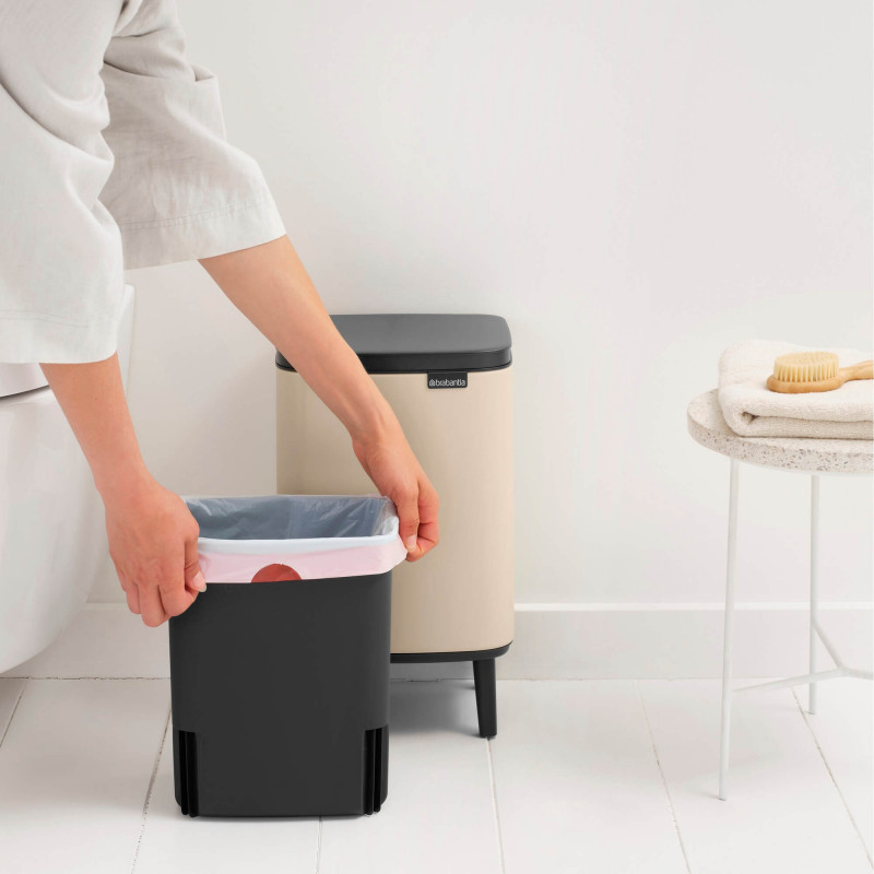 Coș de gunoi Brabantia Bo Small Hi 1010461, 7 l, cu capac ridicat, deschidere lină și silențioasă, bază antiderapantă, bej