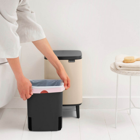Coș de gunoi Brabantia Bo Small Hi 1010461, 7 l, cu capac ridicat, deschidere lină și silențioasă, bază antiderapantă, bej