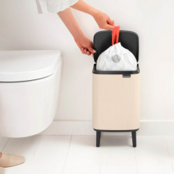 Coș de gunoi Brabantia Bo Small Hi 1010461, 7 l, cu capac ridicat, deschidere lină și silențioasă, bază antiderapantă, bej