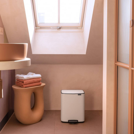 Coș de gunoi Brabantia Bo Pedal 1010119, 12 l, închidere ușoară, bază antiderapantă, alb