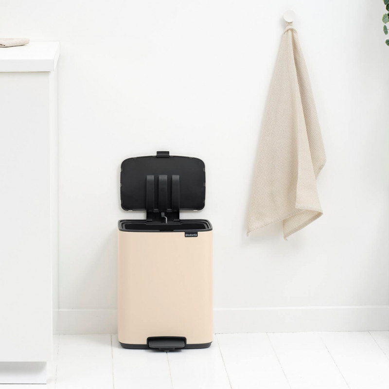Coș de gunoi Brabantia Bo Pedal 1010123, 12 l, închidere ușoară, bază antiderapantă, bej