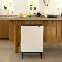 Coș de gunoi Brabantia Bo Touch Hi 1010457, 60 l, Mânere laterale, Picioare reglabile, Bej