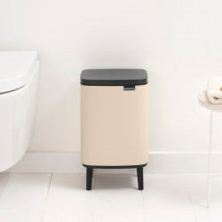 Coș de gunoi Brabantia Bo Small Hi 1010461, 7 l, cu capac ridicat, deschidere lină și silențioasă, bază antiderapantă, bej
