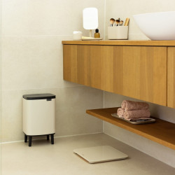 Coș de gunoi Brabantia Bo Small Hi 1010461, 7 l, cu capac ridicat, deschidere lină și silențioasă, bază antiderapantă, bej