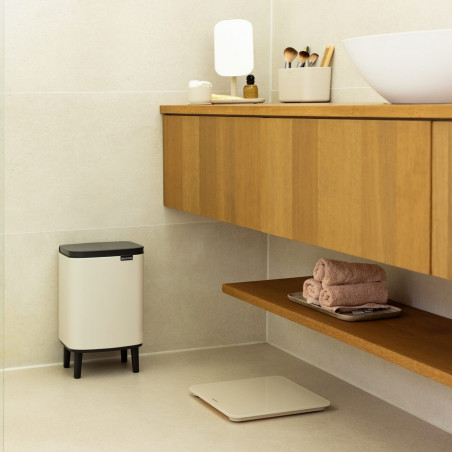 Coș de gunoi Brabantia Bo Small Hi 1010461, 7 l, cu capac ridicat, deschidere lină și silențioasă, bază antiderapantă, bej