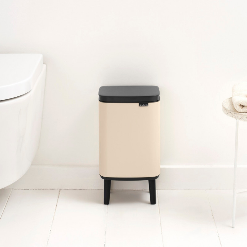 Coș de gunoi Brabantia Bo Small Hi 1010460, 4 l, Deschidere lină și silențioasă, Bază antiderapantă, Bej