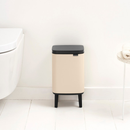 Coș de gunoi Brabantia Bo Small Hi 1010460, 4 l, Deschidere lină și silențioasă, Bază antiderapantă, Bej
