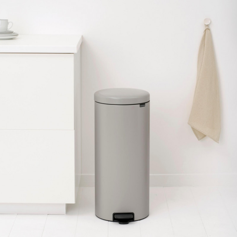 Coș de gunoi cu pedală Brabantia NewIcon 1010442, 30 l, închidere lentă, bază antiderapantă, gri deschis