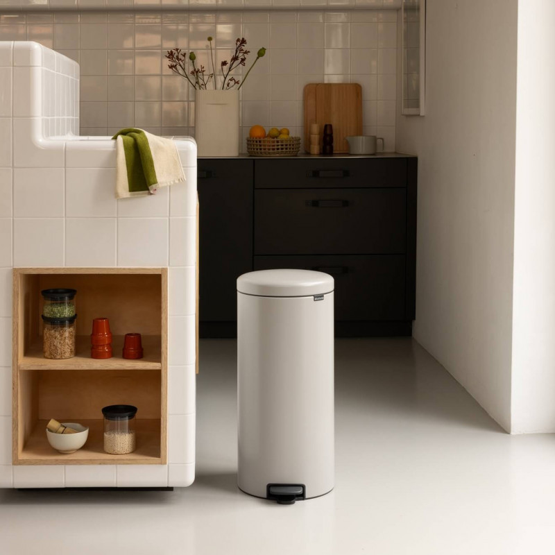Coș de gunoi cu pedală Brabantia NewIcon 1010442, 30 l, închidere lentă, bază antiderapantă, gri deschis