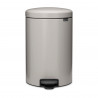 Coș de gunoi cu pedală Brabantia NewIcon 1010441, 20 l, închidere lentă, bază antiderapantă, gri deschis