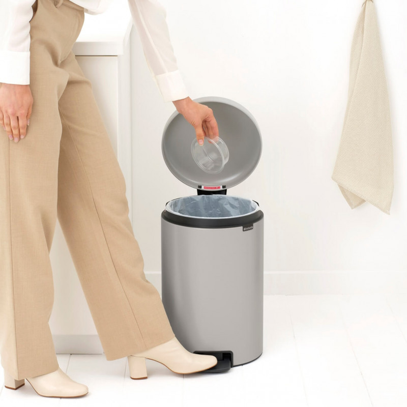 Coș de gunoi cu pedală Brabantia NewIcon 1010441, 20 l, închidere lentă, bază antiderapantă, gri deschis