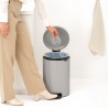 Coș de gunoi cu pedală Brabantia NewIcon 1010441, 20 l, închidere lentă, bază antiderapantă, gri deschis