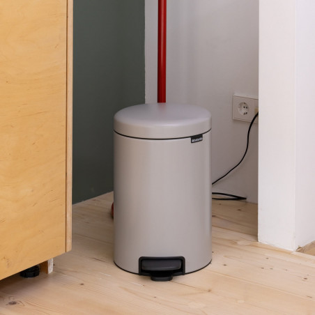 Coș de gunoi cu pedală Brabantia NewIcon 1010440, 12 l, închidere lentă, bază antiderapantă, gri deschis