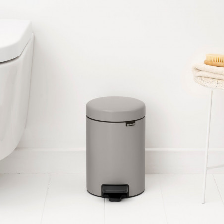 Coș de gunoi cu pedală Brabantia NewIcon 1010433, 3 l, închidere lentă, bază antiderapantă, gri deschis