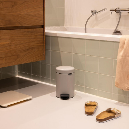 Coș de gunoi cu pedală Brabantia NewIcon 1010433, 3 l, închidere lentă, bază antiderapantă, gri deschis