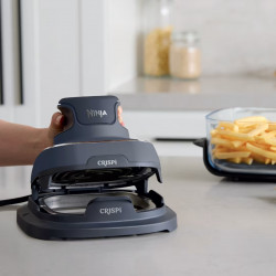 La mâna a doua: Friteuza cu aer cald portabila 4in1 Ninja CRISPi FN101EUGY, 1700W, 3.8l, 6 portii, 2 recipiente din sticla, 4 programe, Fara PFAS si BPA, Albastru inchis