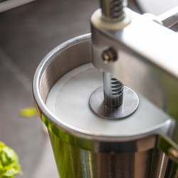 La mâna a doua: Mașină de umplut cârnați Klausberg KB 7927, 5 Kg, Manuală, 14-35mm, 6 pâlnii, Inox