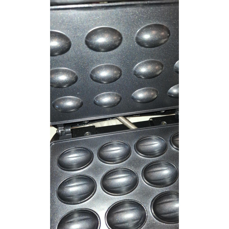 La mâna a doua: Aparat pentru copt 12 forme coji de nuci Rosberg R51442D, 800W, Placi antiaderente, Negru