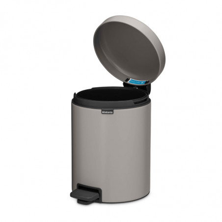 Coș de gunoi cu pedală Brabantia NewIcon 1010434, 5 l, închidere ușoară, bază antiderapantă, gri deschis