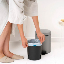 Coș de gunoi cu pedală Brabantia NewIcon 1010434, 5 l, închidere ușoară, bază antiderapantă, gri deschis