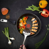 La mâna a doua: Tiga Tefal G2550572, 26 cm, Thermo-Spot, acoperire antiaderentă din titan X6, pentru plite cu inducție, negru