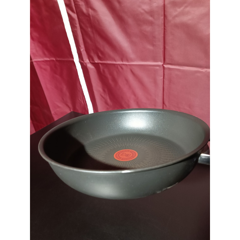 La mâna a doua: Tiga Tefal G2550572, 26 cm, Thermo-Spot, acoperire antiaderentă din titan X6, pentru plite cu inducție, negru