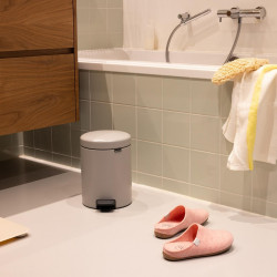 Coș de gunoi cu pedală Brabantia NewIcon 1010434, 5 l, închidere ușoară, bază antiderapantă, gri deschis