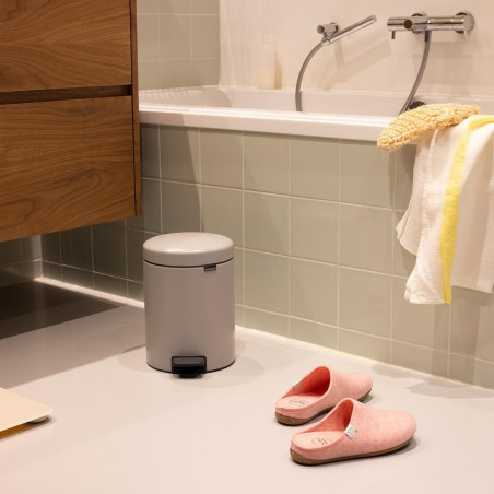 Coș de gunoi cu pedală Brabantia NewIcon 1010434, 5 l, închidere ușoară, bază antiderapantă, gri deschis