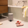 Coș de gunoi cu pedală Brabantia NewIcon 1010434, 5 l, închidere ușoară, bază antiderapantă, gri deschis