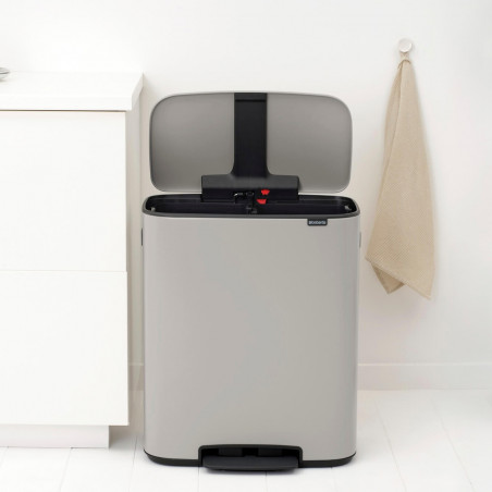 Coș de gunoi Brabantia Bo Pedal 1010450, 2x30 l, închidere lină, bază antiderapantă, gri deschis