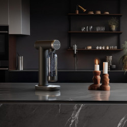 Aparat de sodă SMEG Collezione SKC01BLM, 800 ml, CO2, supapă de siguranță, tavă de scurgere, acționare manuală, negru mat