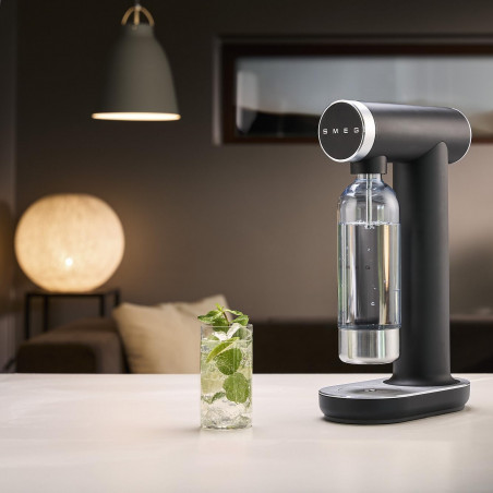Aparat de sodă SMEG Collezione SKC01BLM, 800 ml, CO2, supapă de siguranță, tavă de scurgere, acționare manuală, negru mat