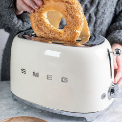 Prăjitor de pâine SMEG 50's Style TSF01WHEU, 950 W, 2 felii, 6 niveluri, Tava pentru firimituri, Cablu integrat, Oțel inoxidabil, Alb