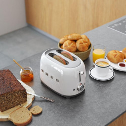 Prăjitor de pâine SMEG 50's Style TSF01WHEU, 950 W, 2 felii, 6 niveluri, Tava pentru firimituri, Cablu integrat, Oțel inoxidabil, Alb