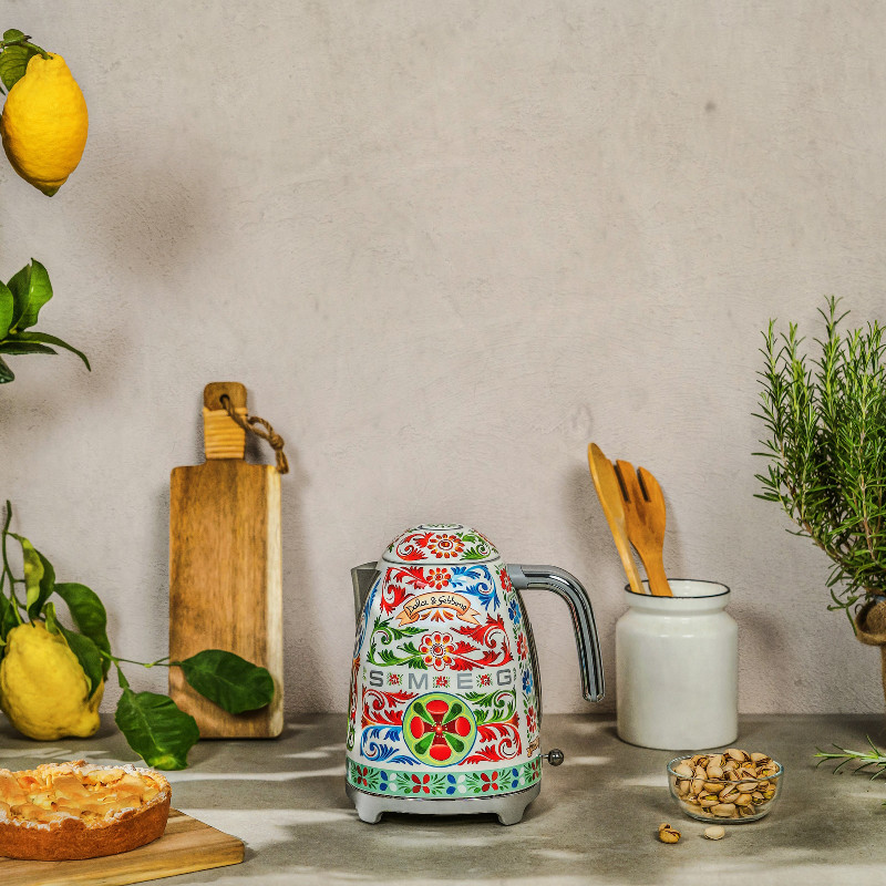 Ceainic electric SMEG Dolce & Gabbana KLF03DGEU, 2400 W, 1,7 l, bază rotativă la 360°, finisaj lucios, multicolor