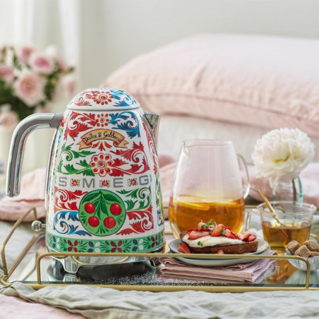 Ceainic electric SMEG Dolce & Gabbana KLF03DGEU, 2400 W, 1,7 l, bază rotativă la 360°, finisaj lucios, multicolor