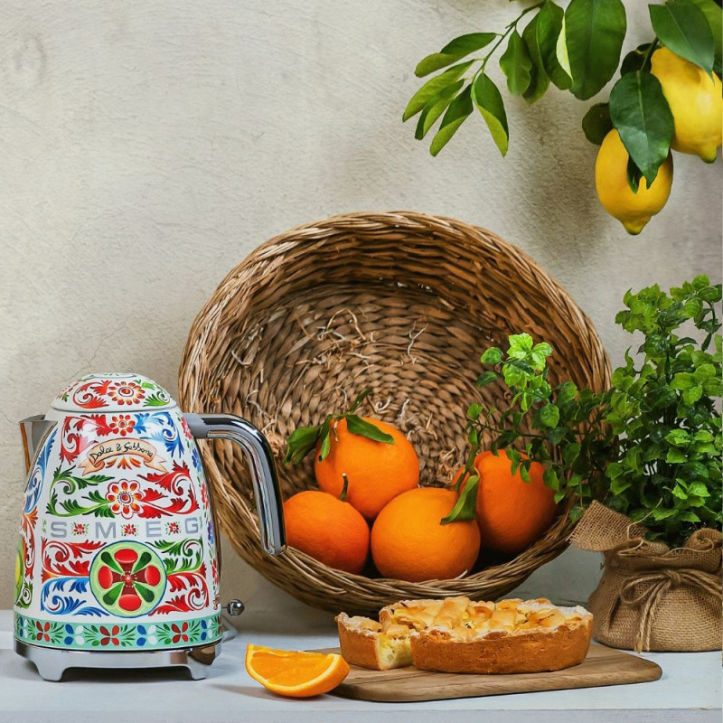 Ceainic electric SMEG Dolce & Gabbana KLF03DGEU, 2400 W, 1,7 l, bază rotativă la 360°, finisaj lucios, multicolor