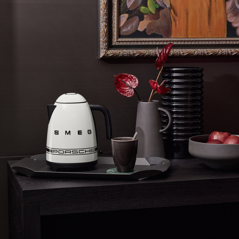 Ceainic electric SMEG Porsche KLF03PCWEU, 2400 W, 1,7 l, bază rotativă la 360°, finisaj lucios, alb