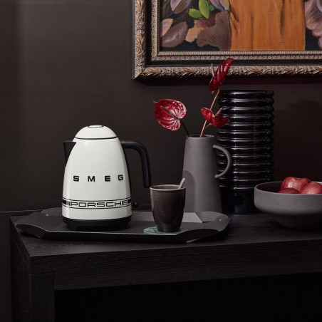 Ceainic electric SMEG Porsche KLF03PCWEU, 2400 W, 1,7 l, bază rotativă la 360°, finisaj lucios, alb