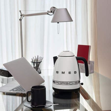 Ceainic electric SMEG Porsche KLF03PCWEU, 2400 W, 1,7 l, bază rotativă la 360°, finisaj lucios, alb