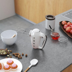 Mixer manual SMEG 50's Style HMF01WHEU, 250 W, 9 viteze, funcție Turbo, afișaj LED ascuns, cronometru, accesorii, alb