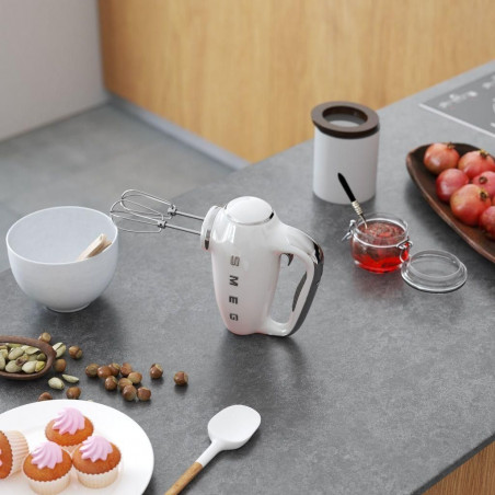Mixer manual SMEG 50's Style HMF01WHEU, 250 W, 9 viteze, funcție Turbo, afișaj LED ascuns, cronometru, accesorii, alb