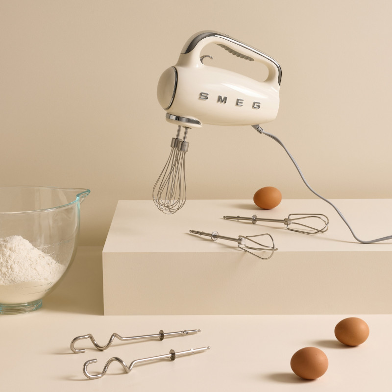 Mixer manual SMEG 50's Style HMF01CREU, 250 W, 9 viteze, funcție Turbo, afișaj LED ascuns, cronometru, accesorii, culoare crem