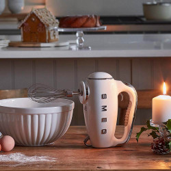 Mixer manual SMEG 50's Style HMF01CREU, 250 W, 9 viteze, funcție Turbo, afișaj LED ascuns, cronometru, accesorii, culoare crem