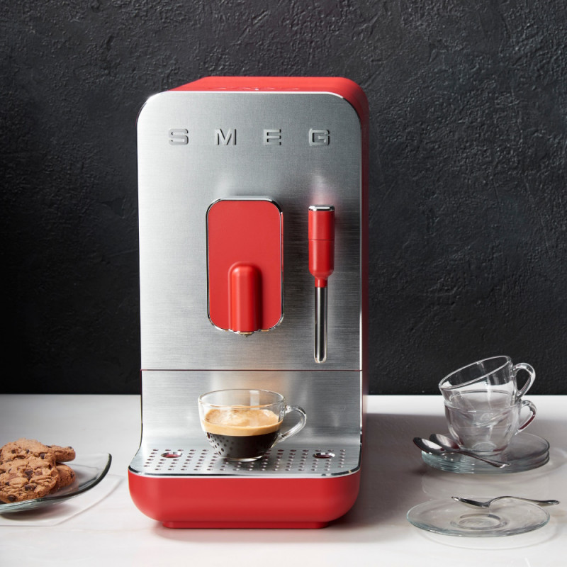 Espressor automat SMEG Collezione BCC02RDMEU, 1350 W, 19 bar, 1,4 l, 8 functii, Rasnita incorporata, Cafea boabe, Spumare lapte, Rosu