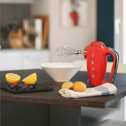 Mixer manual SMEG 50's Style HMF01RDEU, 250 W, 9 viteze, funcție Turbo, afișaj LED ascuns, cronometru, accesorii, roșu