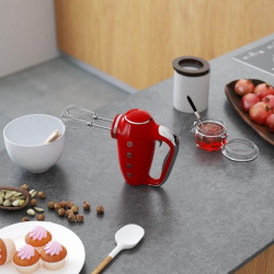 Mixer manual SMEG 50's Style HMF01RDEU, 250 W, 9 viteze, funcție Turbo, afișaj LED ascuns, cronometru, accesorii, roșu