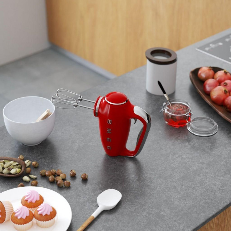 Mixer manual SMEG 50's Style HMF01RDEU, 250 W, 9 viteze, funcție Turbo, afișaj LED ascuns, cronometru, accesorii, roșu